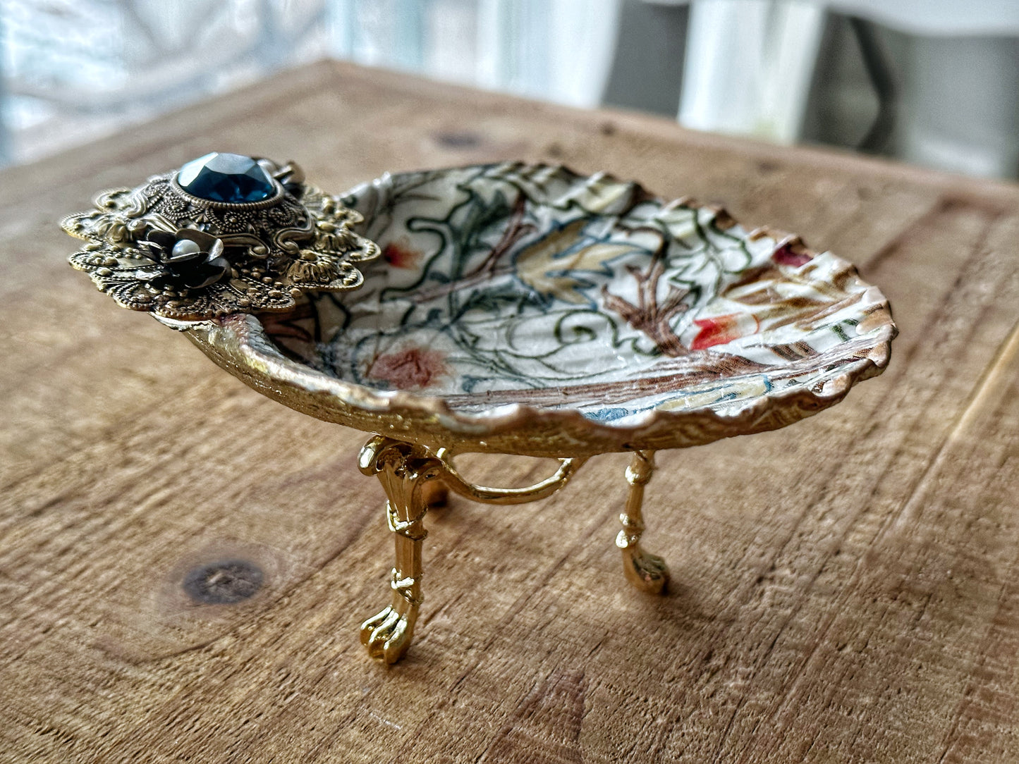 Shell Dish Stand